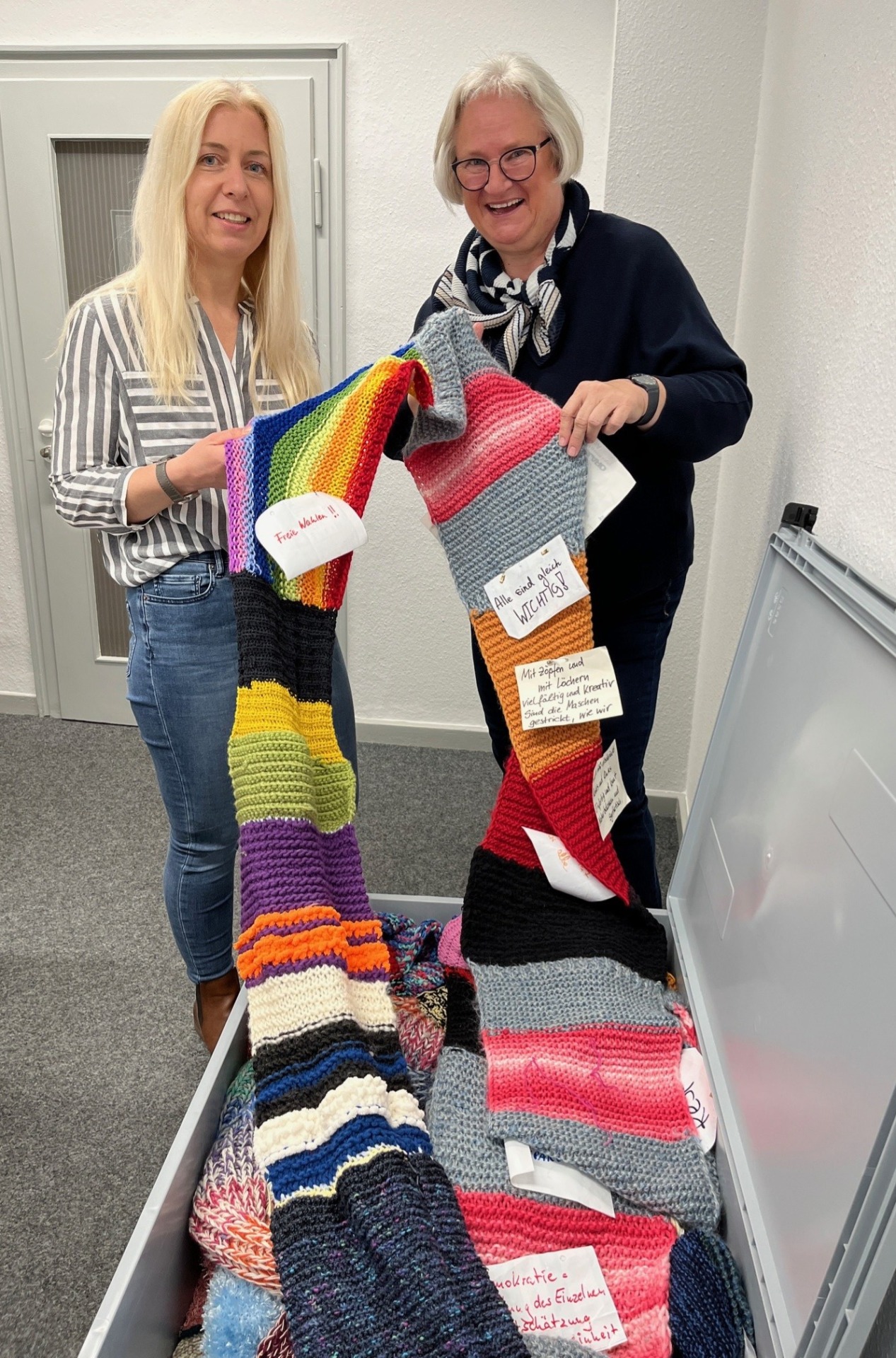 Der Schal der Demokratie ist ab Mitte Mai im Museum Schloss Aschach zu sehen. Dessen Leiterin Josefine Glöckner begutachtete mit Bürgermeisterin Astrid Glos das 100 Meter lange Symbol.