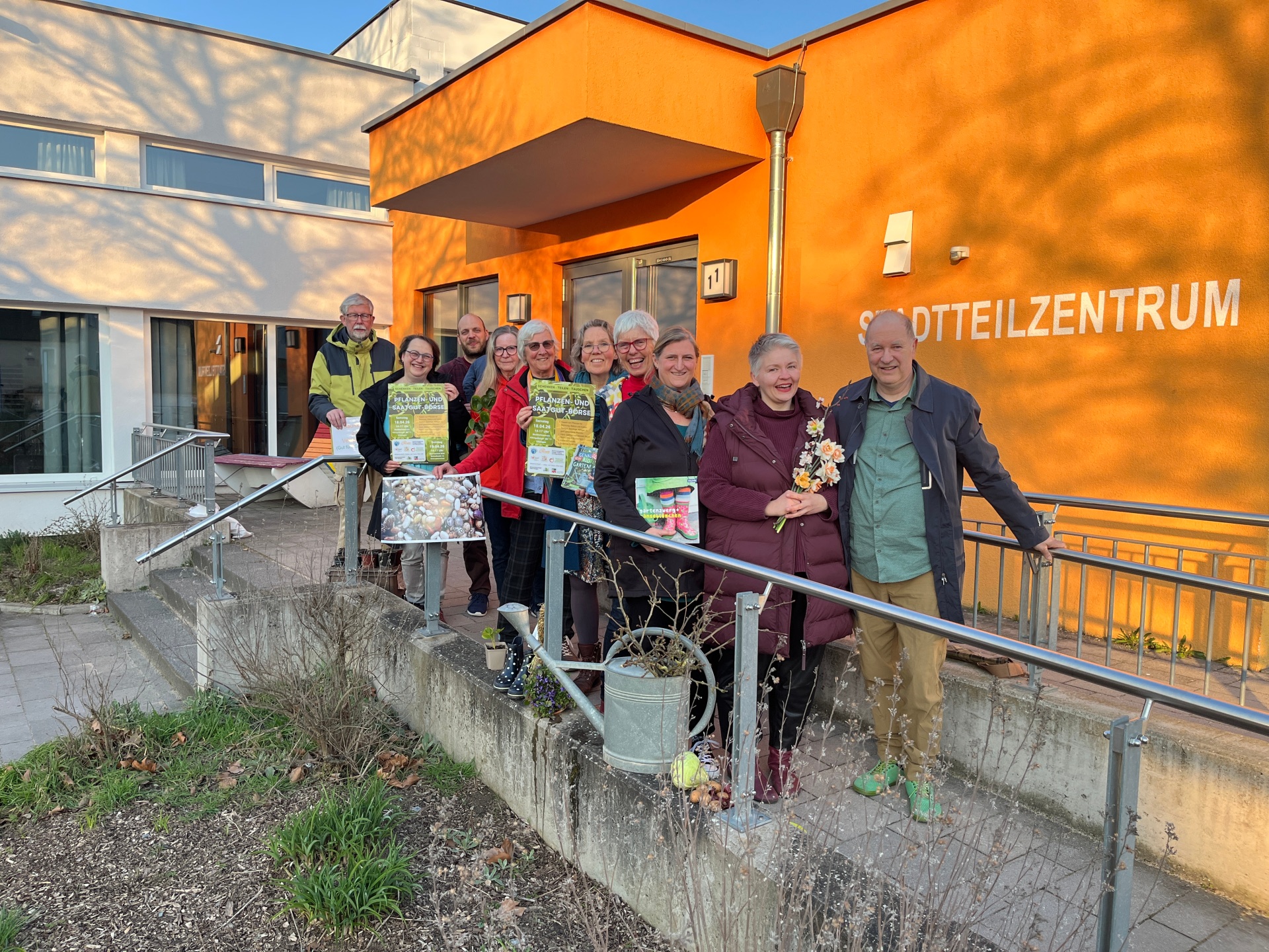 Die Akteure der Pflanzentauschbörse vor dem Stadtteilzentrum