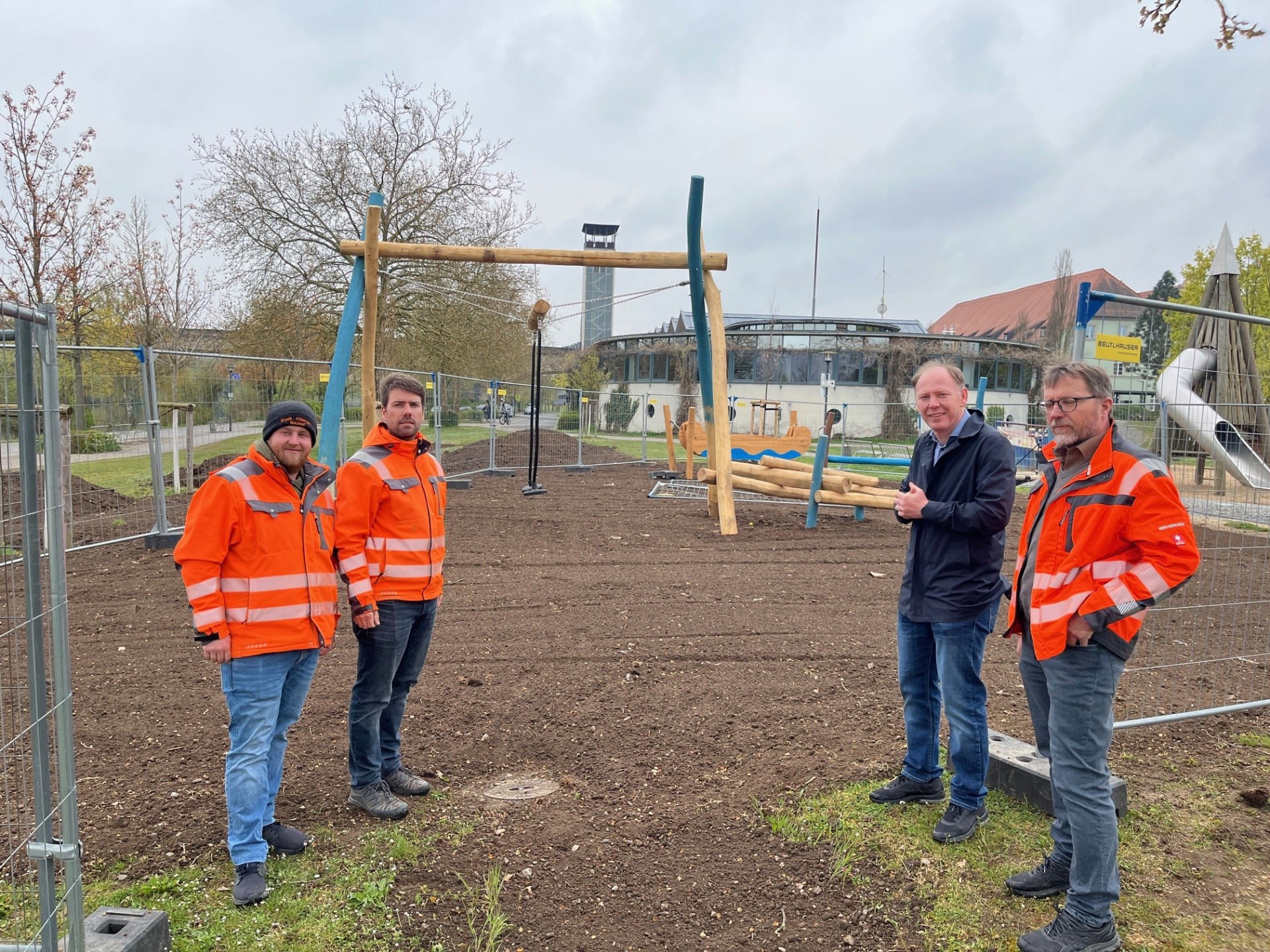Neue Spielgeräte an der "Kitanic" Freuen sich auf den neuen Spielplatz: Bauhofleiter René Roßmark, Stadtgärtner Manuel Schömig, OB Stefan Güntner und der Leiter des Tiefbauamtes, Jens Pauluhn.