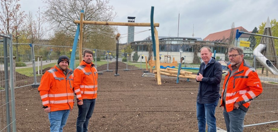 Neue Spielgeräte an der "Kitanic" Freuen sich auf den neuen Spielplatz: Bauhofleiter René Roßmark, Stadtgärtner Manuel Schömig, OB Stefan Güntner und der Leiter des Tiefbauamtes, Jens Pauluhn.