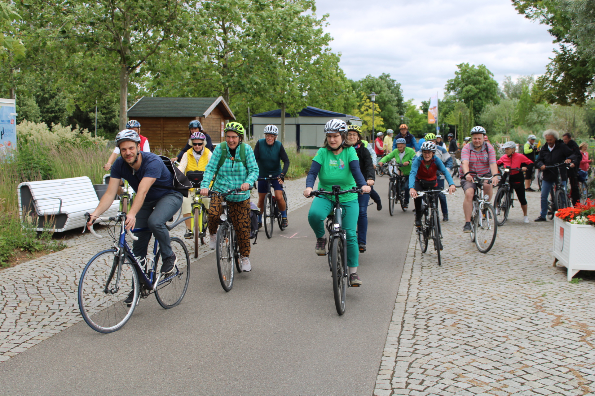 Stadtradel-Teilnehmende mit Klimaschutzmanager Martin Schneider auf dem Fahrrad fahrend am Gartenschaugelände