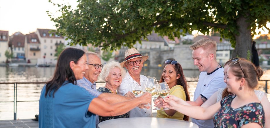 Jung und etwas älter freuen sich auf die Stadtschoppen-Saison 2026