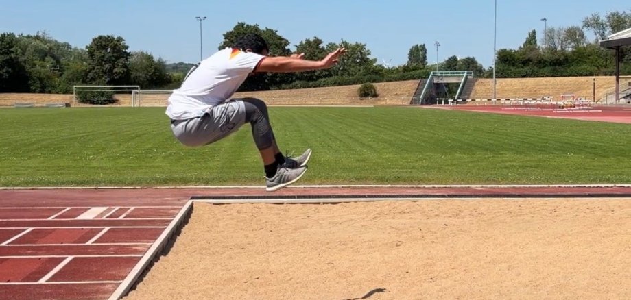 100 Tage im Amt Dr. Enis Tiz ist bei der Umsetzung seiner Pläne schon weit vorangekommen. Seit 100 Tagen ist er Oberbürgermeister der Stadt Kitzingen. Das Bild zeigt ihn beim Weitsprung im Sickergrundstadion.