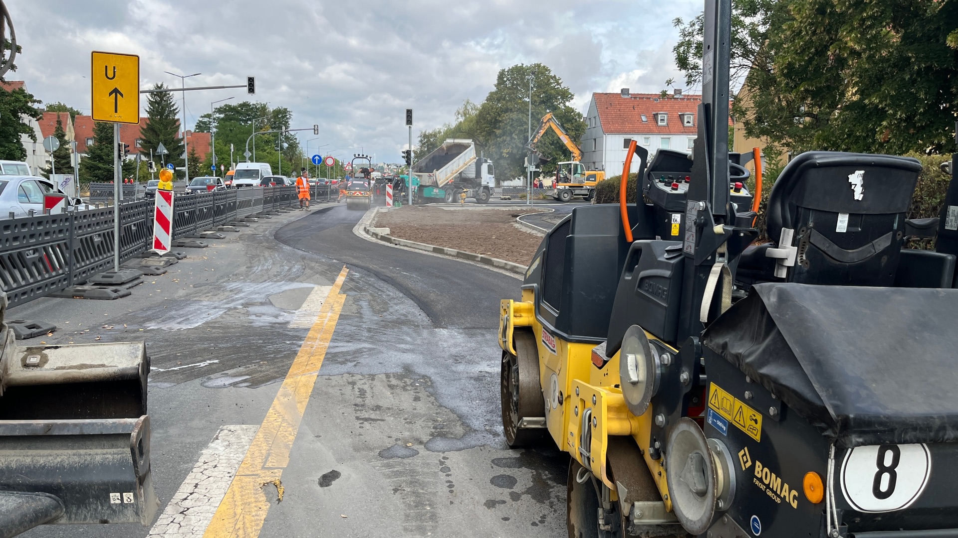 Bauarbeiten an B8-Kreuzung Unter Hochbetrieb wird die Kreuzung Egerländer Straße/Böhmerwaldstraße umgebaut. Ab Montag werden die Arbeitenein paar hundert Meter weiter, an der Kreuzung Königsberger Straße/Texasweg, fortgesetzt.