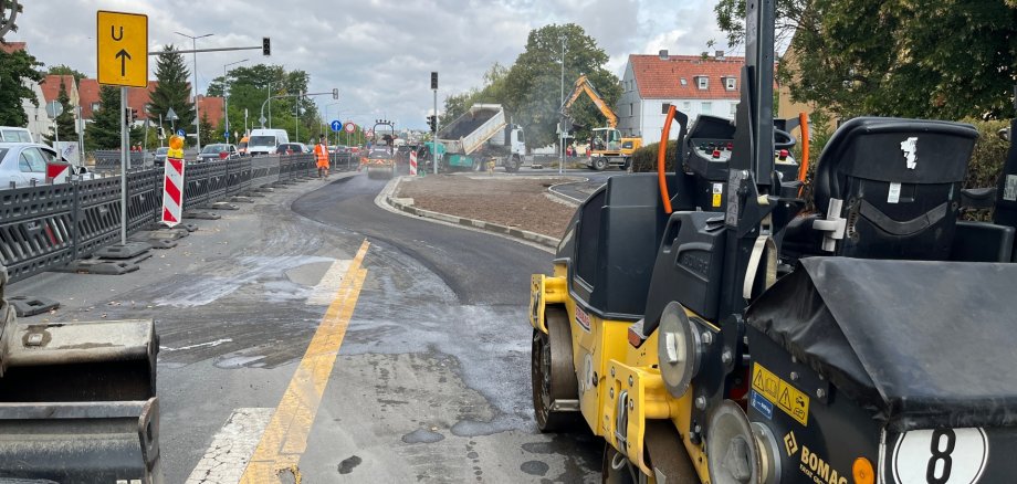 Bauarbeiten an B8-Kreuzung Unter Hochbetrieb wird die Kreuzung Egerländer Straße/Böhmerwaldstraße umgebaut. Ab Montag werden die Arbeitenein paar hundert Meter weiter, an der Kreuzung Königsberger Straße/Texasweg, fortgesetzt.