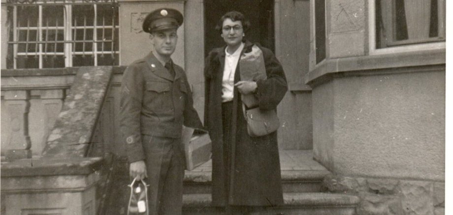Emotionaler Besuch in Kitzingen Die Eltern von Guy Pietrovito haben sich kurz nach dem Zweiten Weltkrieg in Kitzingen kennengelernt. Jetzt kommt Guy Pietrovito zusammen mit Freunden aus den USA nach Kitzingen. Zusammen mit Richie Molinaro spielt er am 20. September beim Stadtschoppen auf dem Stadtbalkon.