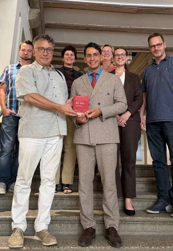 KI Pilotprojekt Ein erstes Treffen als Meilenstein: Professor Dr. Dr. Eric Hilgendorf und Dr. Enis Tiz mit den beteiligten Mitarbeitern der Stadt Kitzingen, IT-Leiter Christian Stark, Datenschutzbeauftragte Christiane Moser, die Leiterin des Rechnungsprüfungsamtes Karin Pabst, die wissenschaftliche Mitarbeiterin am Lehrstuhl, Svantje Kaibel sowie Hauptamtsleiter Peter Grieb.