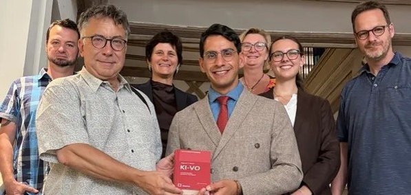 KI Pilotprojekt Ein erstes Treffen als Meilenstein: Professor Dr. Dr. Eric Hilgendorf und Dr. Enis Tiz mit den beteiligten Mitarbeitern der Stadt Kitzingen, IT-Leiter Christian Stark, Datenschutzbeauftragte Christiane Moser, die Leiterin des Rechnungsprüfungsamtes Karin Pabst, die wissenschaftliche Mitarbeiterin am Lehrstuhl, Svantje Kaibel sowie Hauptamtsleiter Peter Grieb.