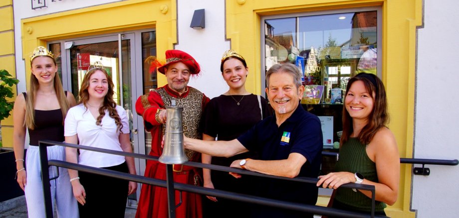 Neuer stellvertretender Hofrat Freude über einen weiteren Hofrat-Stellvertreter: Weinprinzessin Leni aus Sickershausen, Gärtnerkönigin Annika, Hofrat-Stellvertreter Detlef Hildebrand, Hofrat und zweiter Bürgermeister Walter Vierrether sowie TI-Leitung Christina Richard.