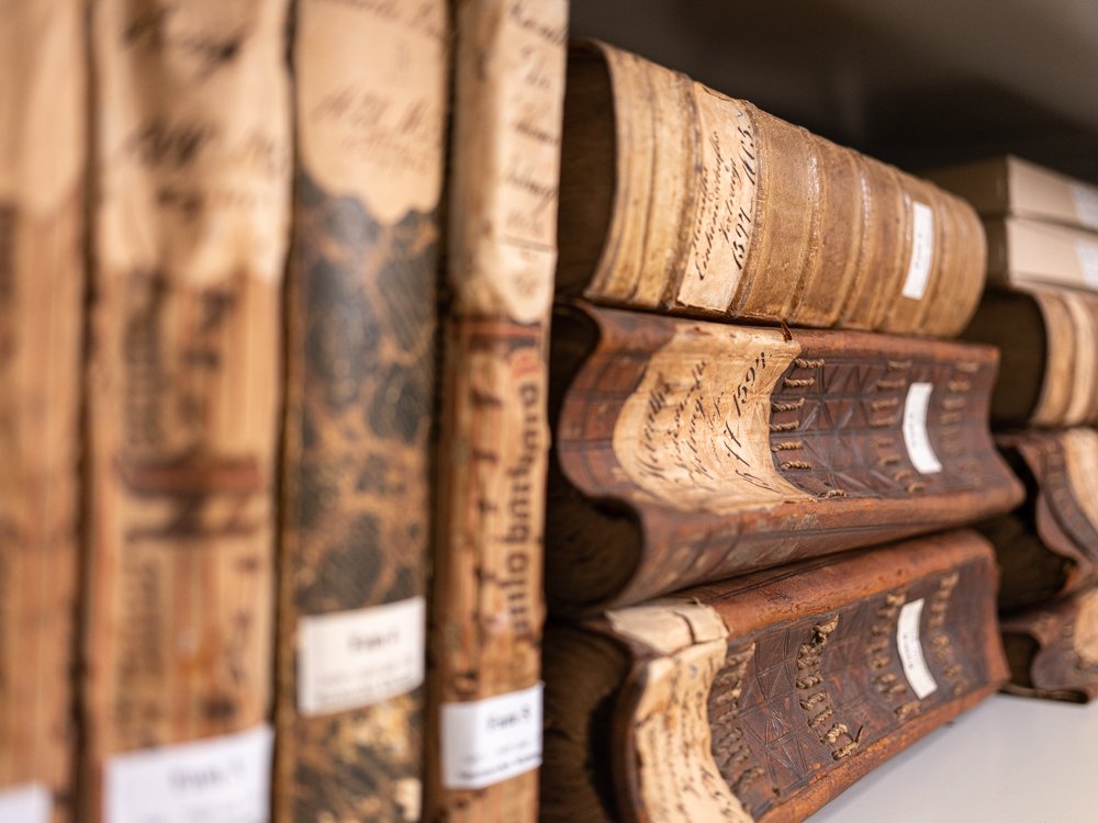 Öffnungszeiten Stadtarchiv In den Sommerferien hat das Stadtarchiv geänderte Öffnungszeiten. Unser Bild zeigt einen Bestand an Büchern aus dem Archiv.