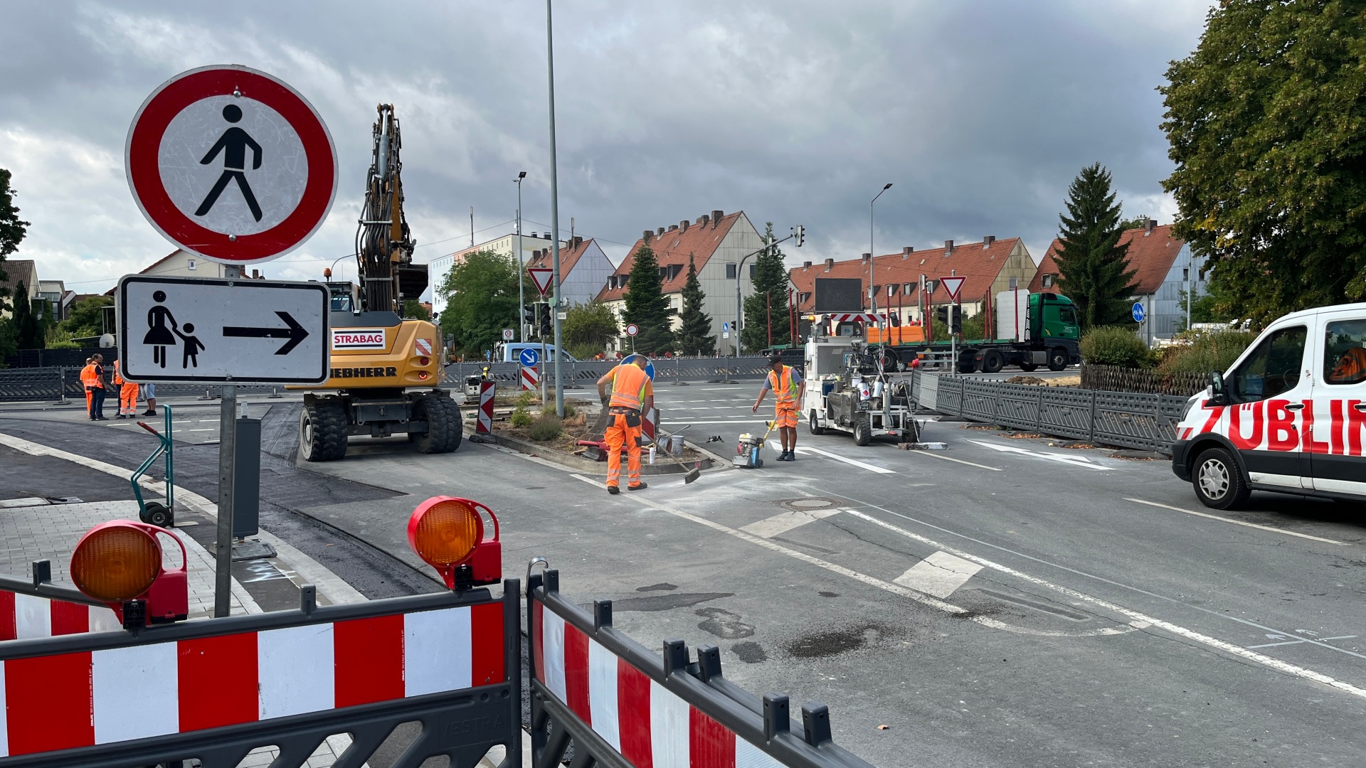 Verkehrseinschränkungen an der B8 Am Donnerstag, 27. August, kommt es an der B8 Kreuzung Egerländer Straße/Böhmerwaldstraße in der Siedlung von 20 bis 24 Uhr zu Verkehrseinschränkungen.