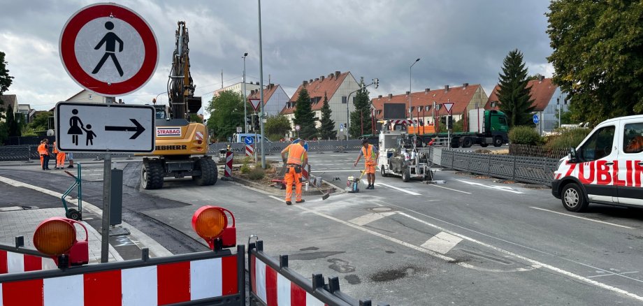 Verkehrseinschränkungen an der B8 Am Donnerstag, 27. August, kommt es an der B8 Kreuzung Egerländer Straße/Böhmerwaldstraße in der Siedlung von 20 bis 24 Uhr zu Verkehrseinschränkungen.