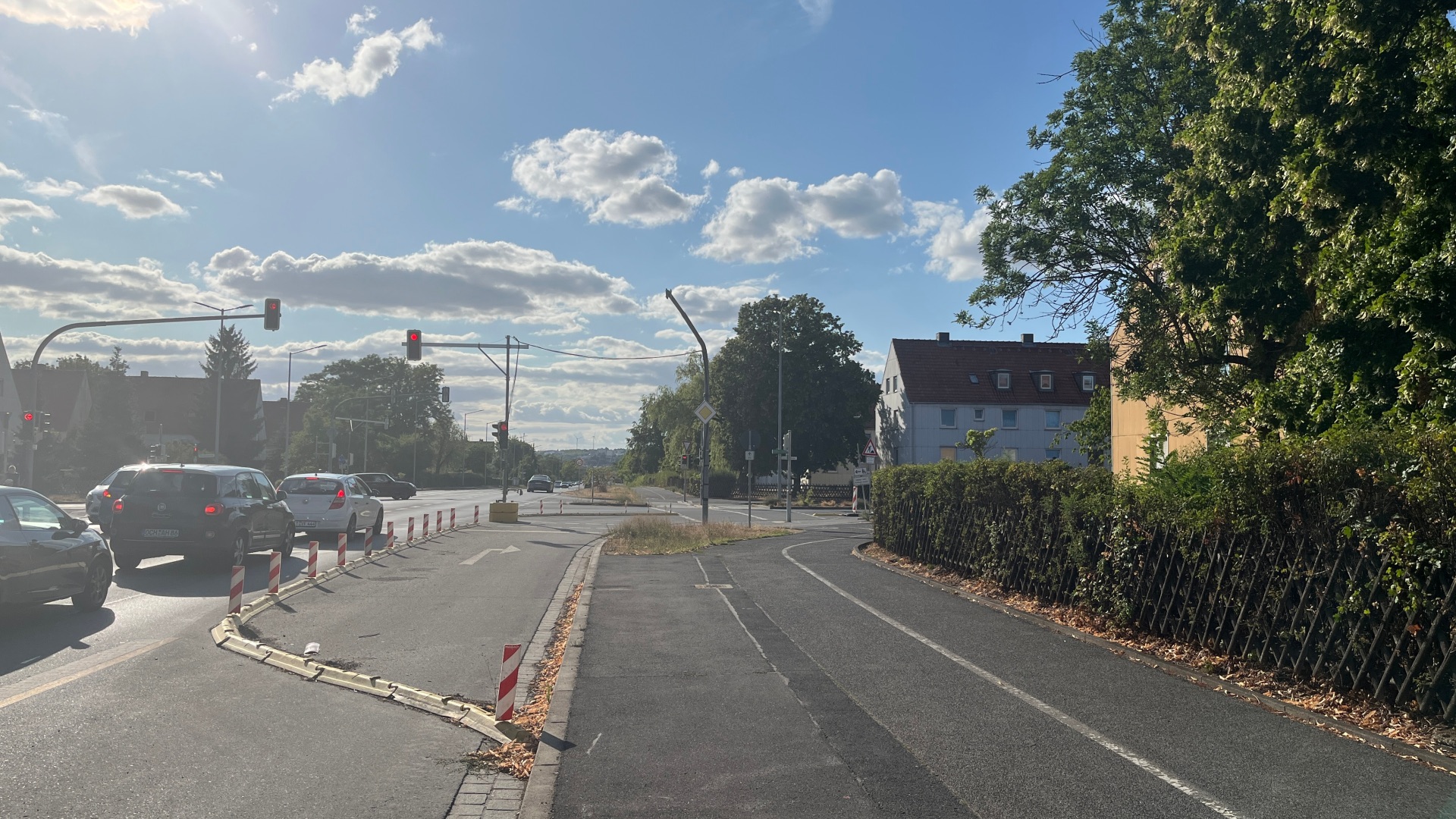 Bauarbeiten an der B8 Das Staatliche Bauamt Würzburg beginnt kurz vor den Sommerferien mit dem Umbau der beiden Kreuzungen Egerländer Straße/Böhmerwaldstraße und Königsberger Straße/Texasweg. Die Vollsperrung der Egerländer Straße/Böhmerwaldstraße gilt wegen der Einrichtung der Baustelle bereits ab Donnerstag, 23. Juli.