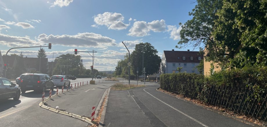 Bauarbeiten an der B8 Das Staatliche Bauamt Würzburg beginnt kurz vor den Sommerferien mit dem Umbau der beiden Kreuzungen Egerländer Straße/Böhmerwaldstraße und Königsberger Straße/Texasweg. Die Vollsperrung der Egerländer Straße/Böhmerwaldstraße gilt wegen der Einrichtung der Baustelle bereits ab Donnerstag, 23. Juli.