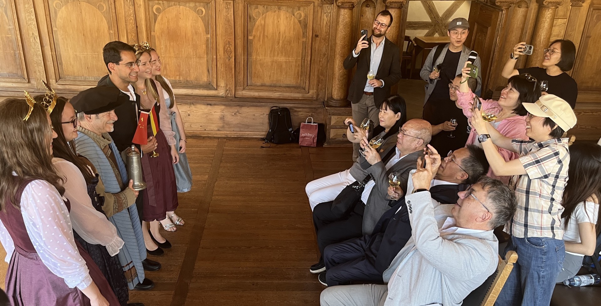 Besuch aus China Großes Interesse an der Kitzinger Geschichte und den Symbolfiguren der Region: Mitglieder einer Delegation aus China wurden im historischen Sitzungssaal von Oberbürgermeister Dr. Enis Tiz, Hofrat Walter Vierrether, den Weinprinzessinnen Maren (Neuses am Berg), Katharina (Wiesenbronn), Mia (Rödelsee) und Gärtnerkönigin Annika empfangen.