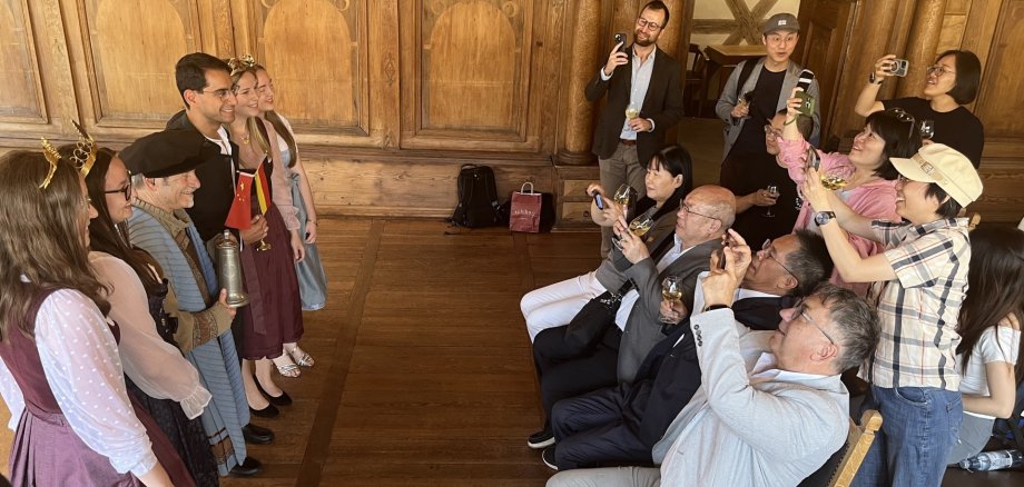 Besuch aus China Großes Interesse an der Kitzinger Geschichte und den Symbolfiguren der Region: Mitglieder einer Delegation aus China wurden im historischen Sitzungssaal von Oberbürgermeister Dr. Enis Tiz, Hofrat Walter Vierrether, den Weinprinzessinnen Maren (Neuses am Berg), Katharina (Wiesenbronn), Mia (Rödelsee) und Gärtnerkönigin Annika empfangen.