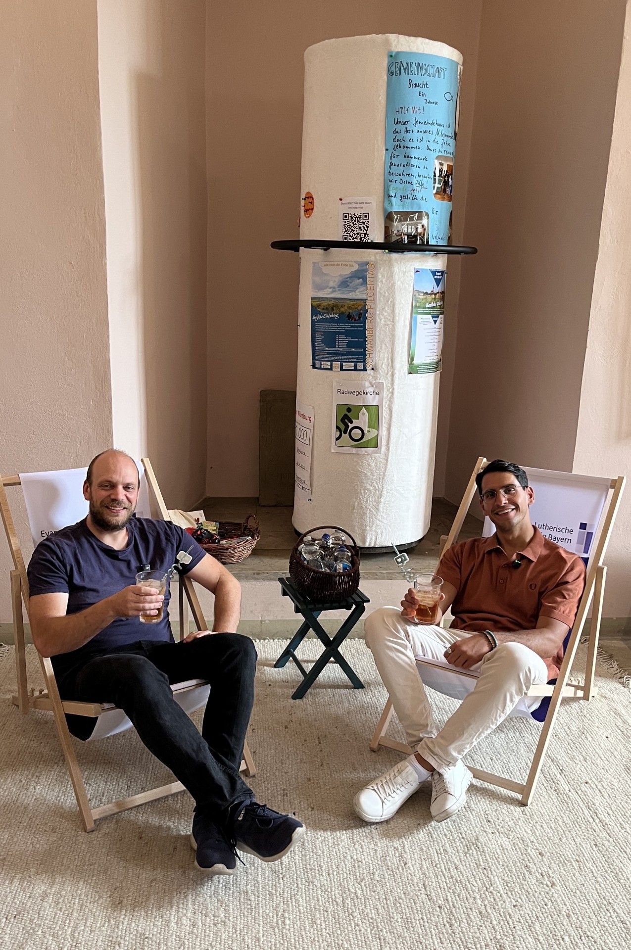 Gesucht: Kühle Orte Klimaschutzmanager Martin Schneider und Oberbürgermeister Dr. Enis Tiz genießen ein paar kühle Momente in der evangelische Kirche in Kitzingen. Sie ist bereits ein kühler Ort, der allen Bürgerinnen und Bürgern offensteht. Die Stadt Kitzingen bereitet gerade eine Übersichtskarte mit vielen weiteren kühlen Rückzugsorten vor und bittet die Bevölkerung um Mithilfe.