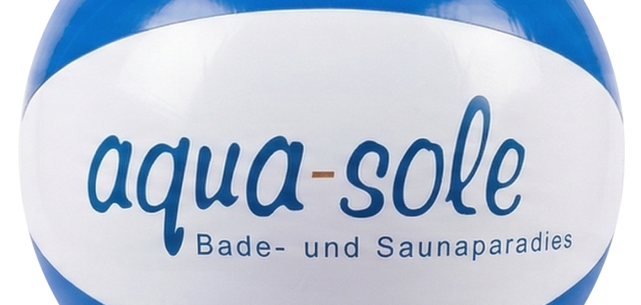 Zum Start der Sommerferien lädt das aqua-sole alle Badegäste zu einer besonderen Mitmachaktion ein. Kinder und Familien erhalten – solange der Vorrat reicht – einen Wasserball mit aqua-sole-Logo. Die Idee dahinter: Der Ball soll mit in den Urlaub reisen und an den schönsten Urlaubsorten fotografiert werden. 