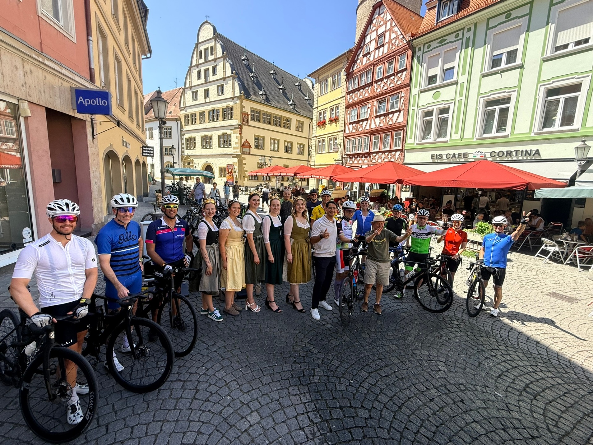 Begrüßung auf dem Marktplatz: Oberbürgermeister Dr. Enis Tiz und seine Stellvertreter mit den Friedensradlern aus Bad Mergentheim.