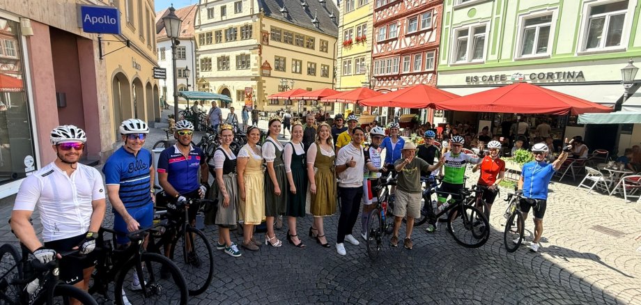 Begrüßung auf dem Marktplatz: Oberbürgermeister Dr. Enis Tiz und seine Stellvertreter mit den Friedensradlern aus Bad Mergentheim.