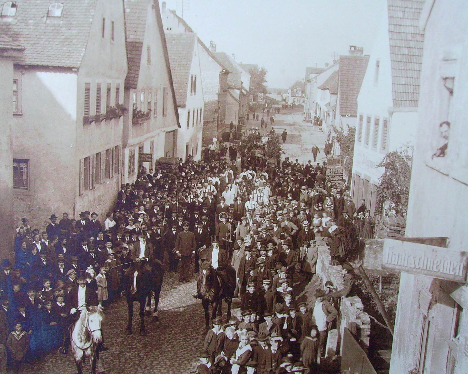 Historischer Kalender Bilder - wie diese Aufnahme von der Etwashäuser Kerm - sollen den Historischen Kalender 2027 schmücken. Die Organisatoren freuen sich über Zusendungen aus der Bevölkerung.