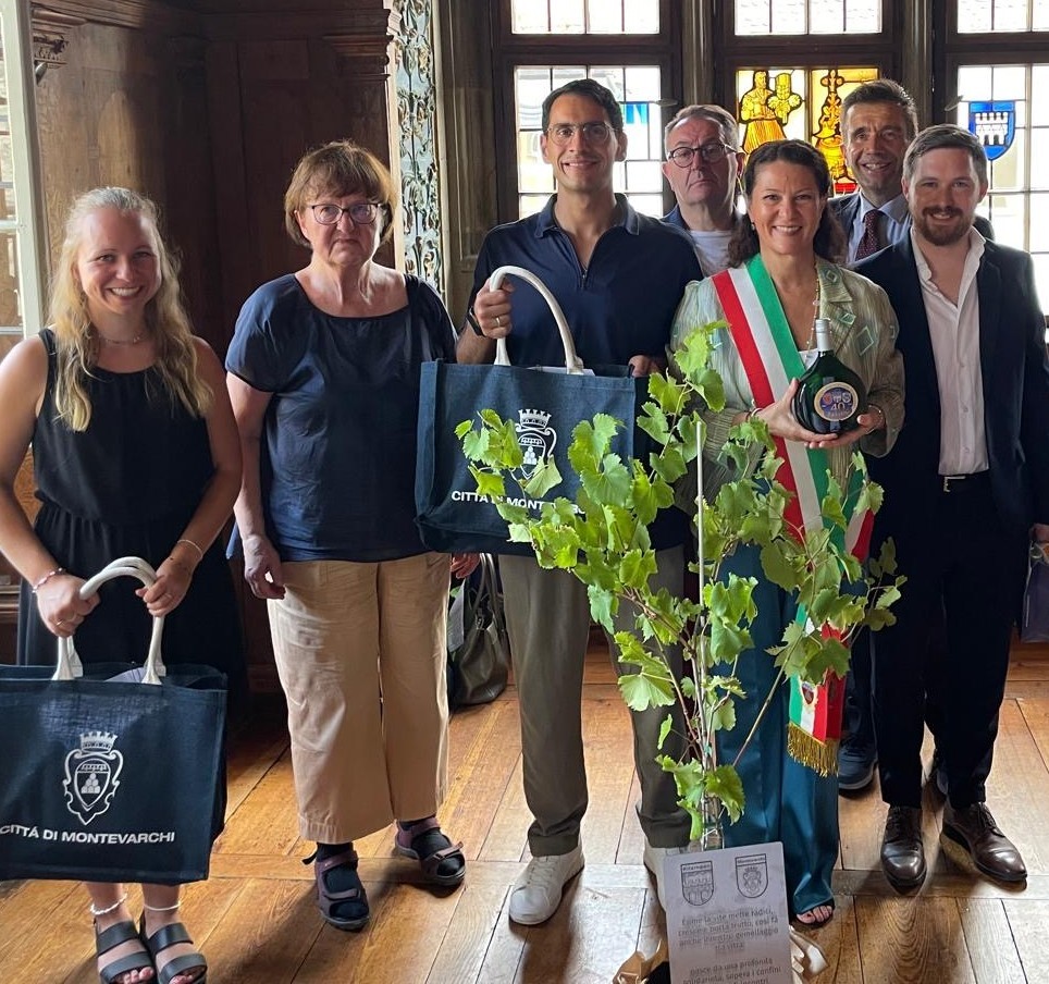 Italienische Freunde zu Gast in Kitzingen Eine Delegation aus der Partnerstadt Montevarchi war über die Weinfest-Tage zu Gast in Kitzingen. Oberbürgermeister Dr. Enis Tiz empfing die Gäste im historischen Trausaal.