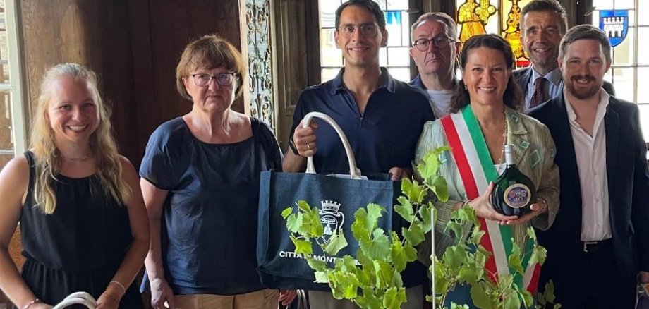 Eine Delegation aus der Partnerstadt Montevarchi war über die Weinfest-Tage zu Gast in Kitzingen. Oberbürgermeister Dr. Enis Tiz empfing die Gäste im historischen Trausaal.