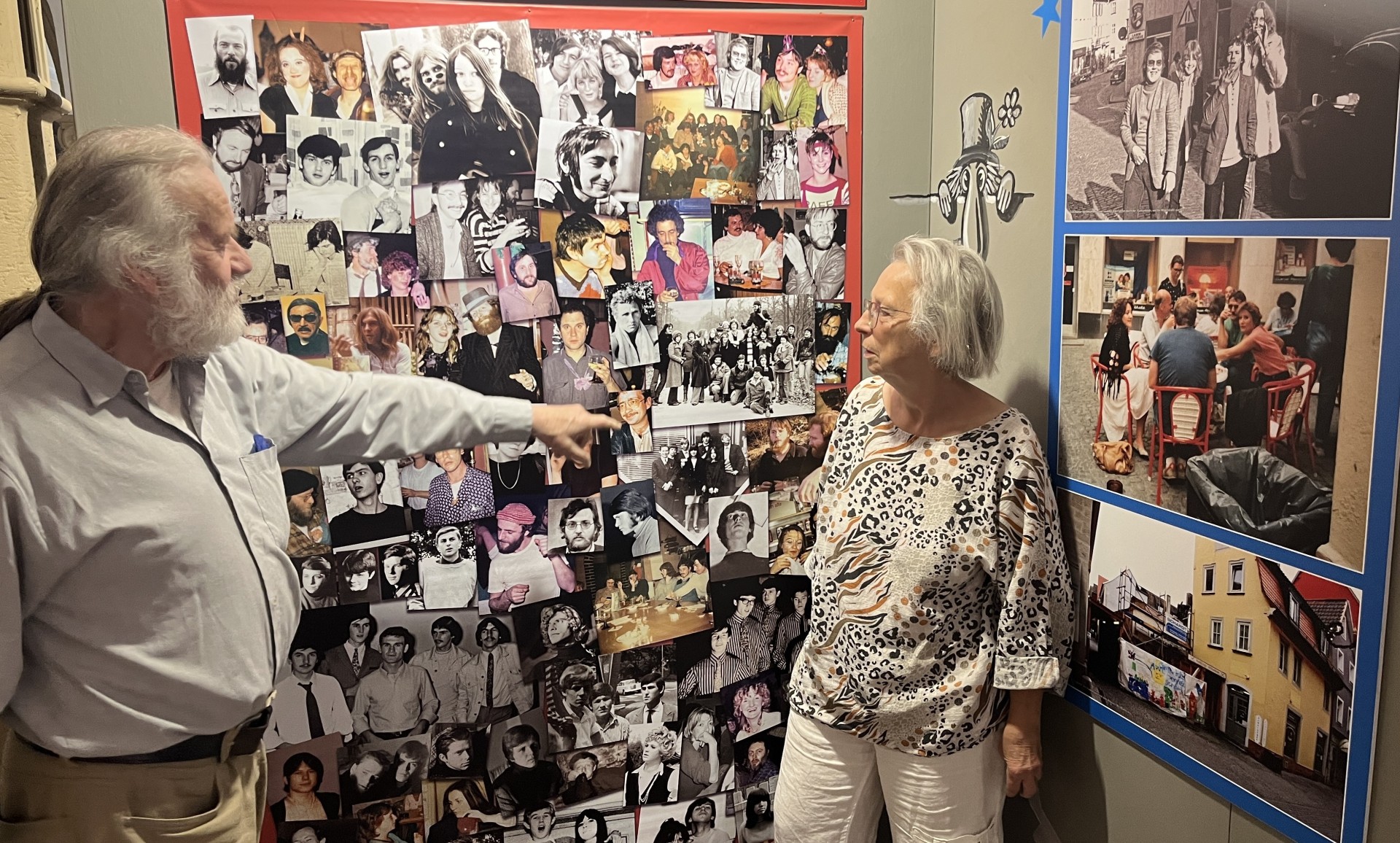 PAM-Ausstellung Klaus Christof und Renate Haass stehen vor einer ihrer Lieblings-Stellwände in der Ausstellung: Eine Foto-Collage von Besuchern des ehemaligen Marktcafés.