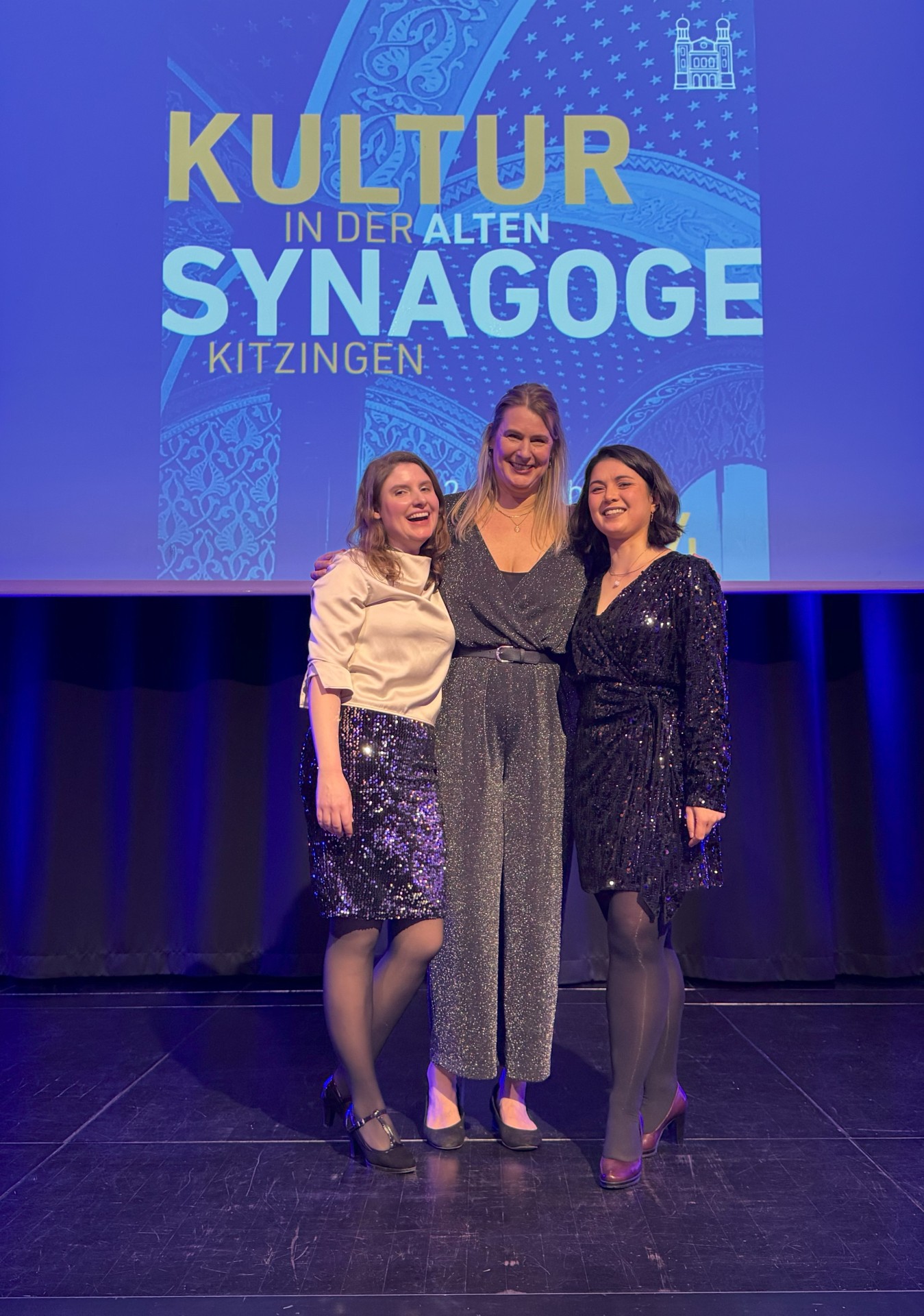 Public-Quiz: Vorverkauf läuft Romana Wahner, Daniela Schneider und Sheena Ulsamer laden zum Public-Quiz ein.