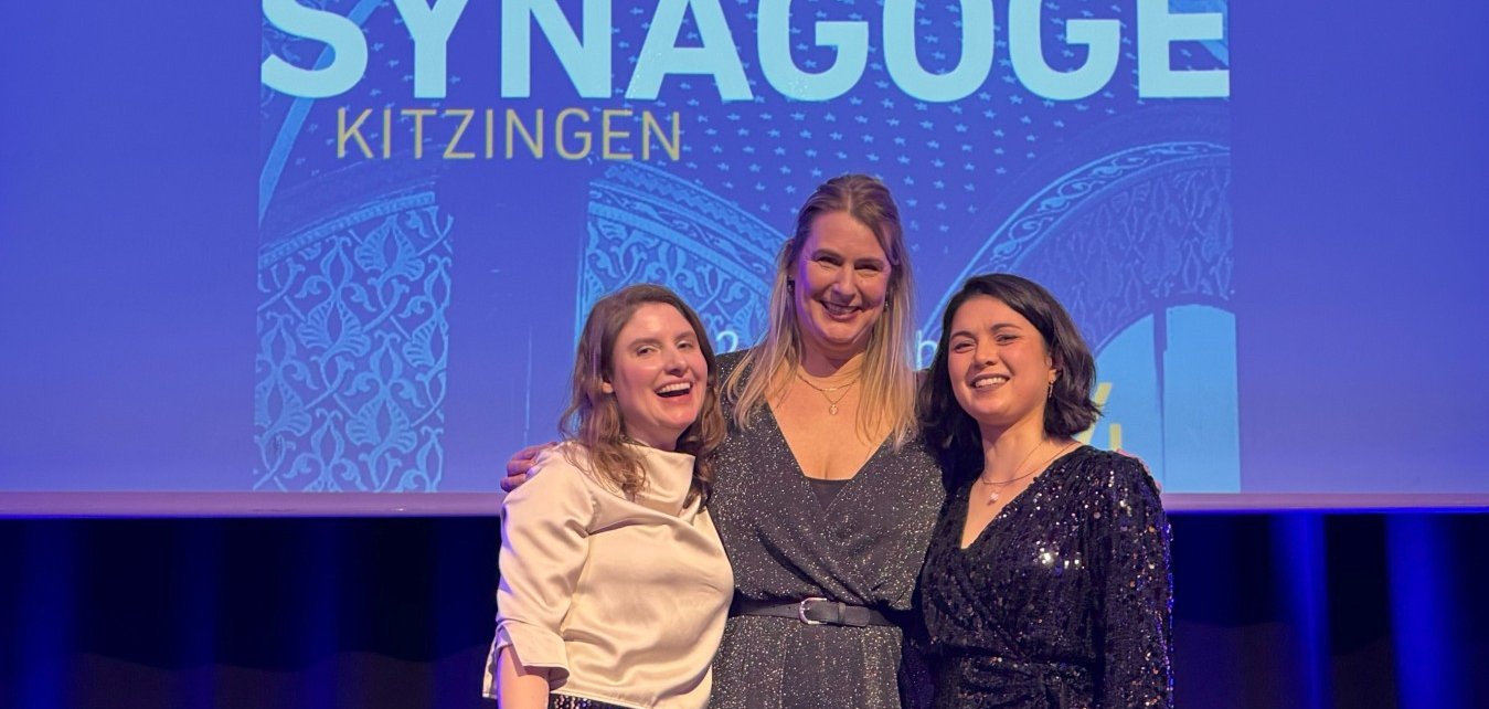 Public-Quiz: Vorverkauf läuft Romana Wahner, Daniela Schneider und Sheena Ulsamer laden zum Public-Quiz ein.