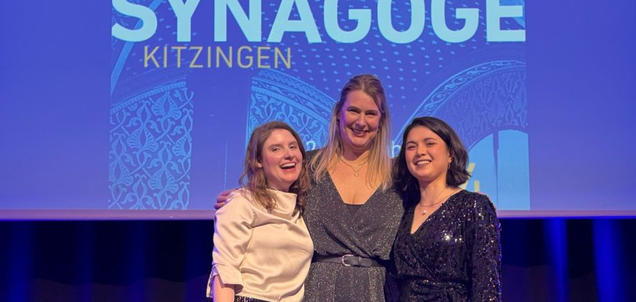 Public-Quiz: Vorverkauf läuft Romana Wahner, Daniela Schneider und Sheena Ulsamer laden zum Public-Quiz ein.