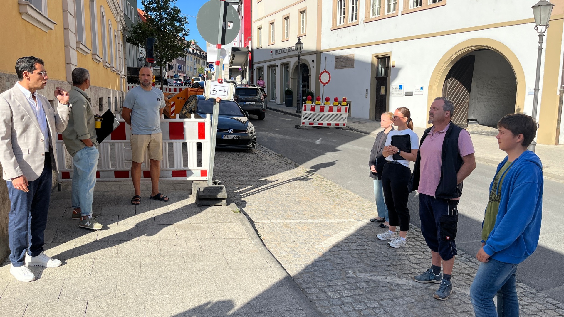 Ringen um Parkplätze Auf einen guten Kompromiss einigte sich OB Dr. Enis Tiz mit den Vertretern des Vermessungsamtes und den Verantwortlichen der Baumaßnahme in der Ritterstraße.