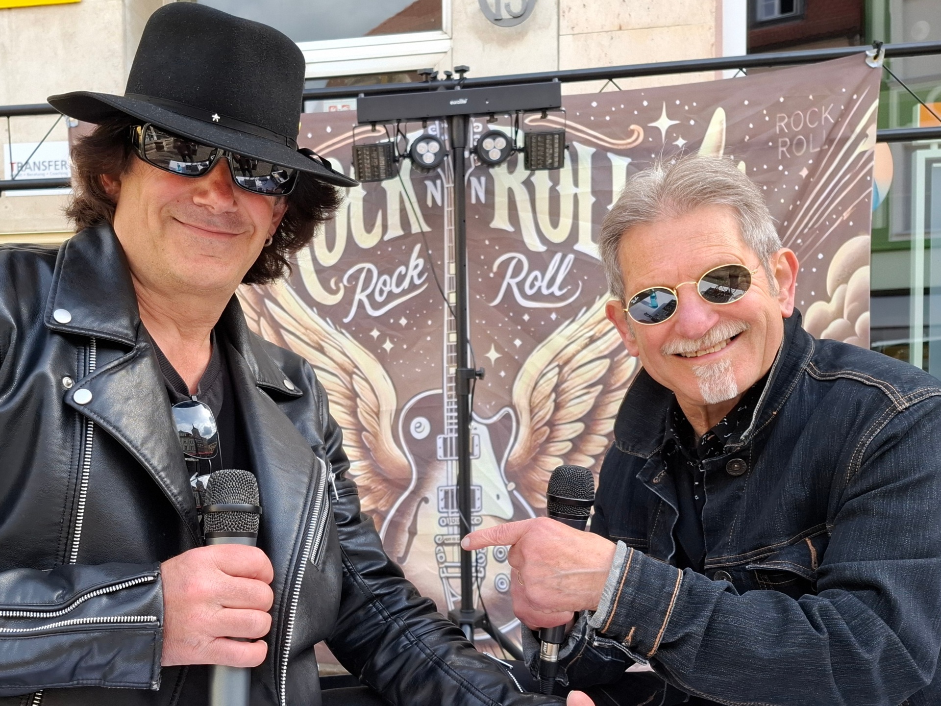 Wild-Times Sommerkonzert DJ Hofrat (Walter Vierrether) & Lindstärke 10 ( Achim Thiergärtner) laden am 15. August zum „SUMMERROCK SPECIAL“ auf dem Marktplatz ein.