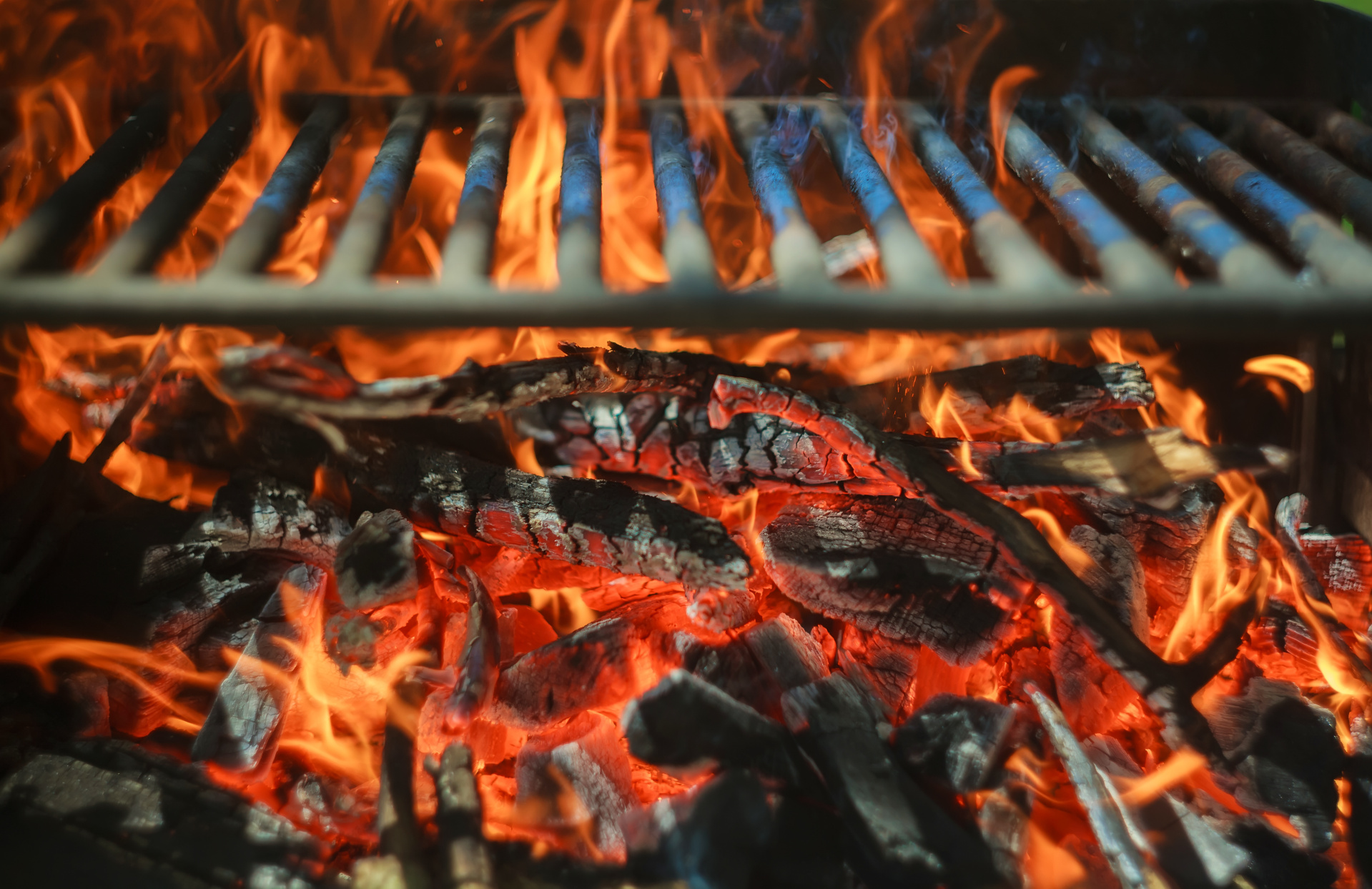 Schwarz verbrannt Holzkohle Grillrost Feuer