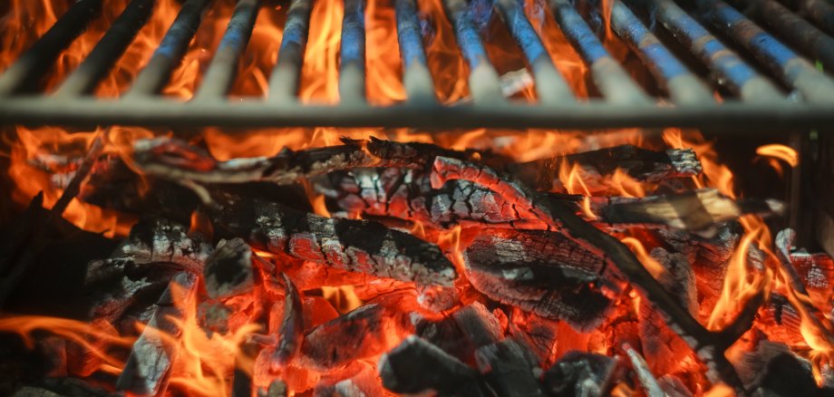Schwarz verbrannt Holzkohle Grillrost Feuer