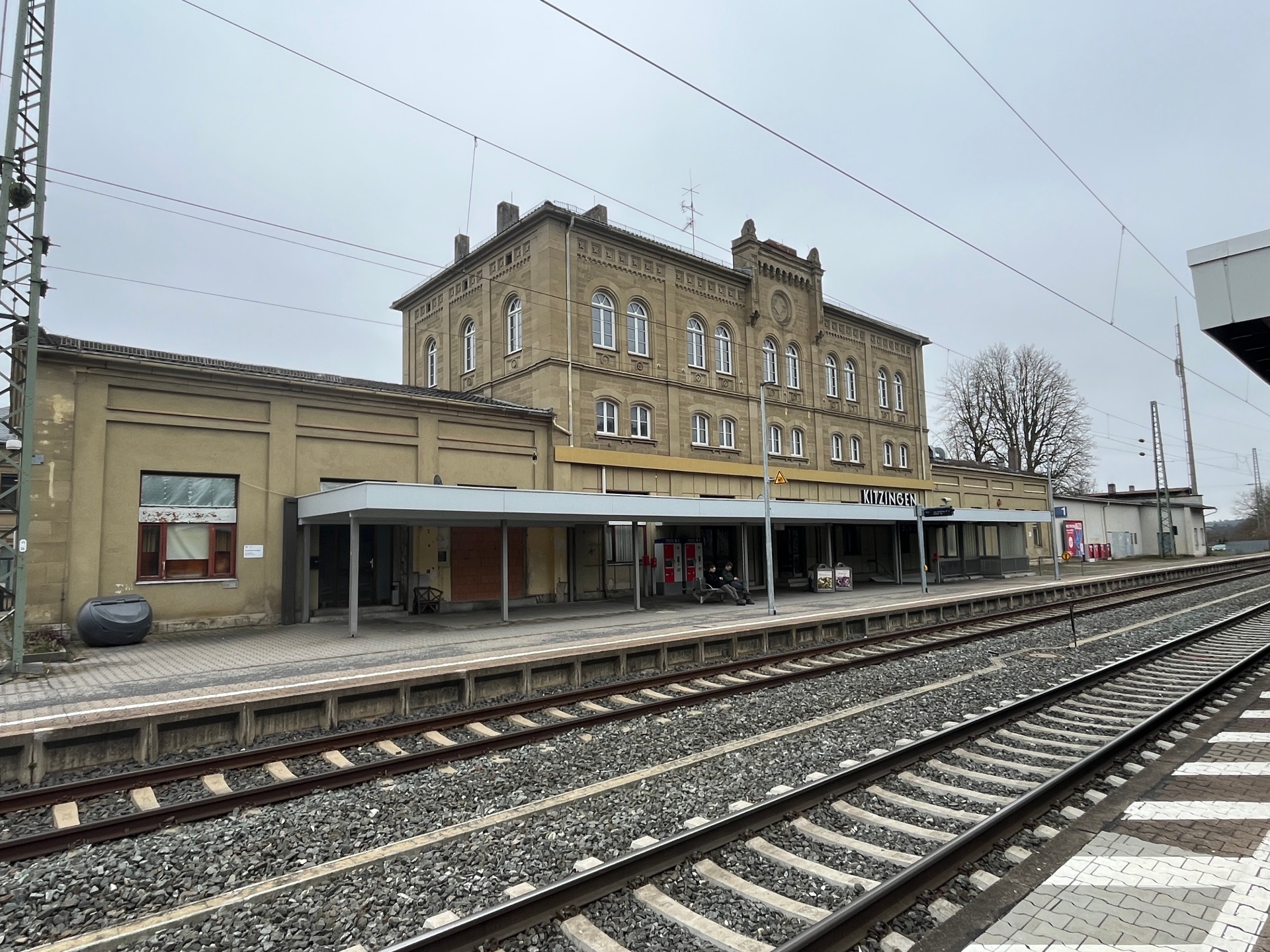 Die Stadt Kitzingen möchte den Bahnhof barrierefrei machen. Unterlagen für den Bau einer provisorischen Lösung sind jetzt ans Wirtschaftsministerium nach München geschickt worden.