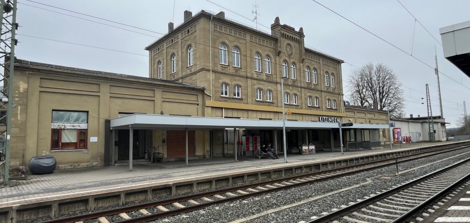 Die Stadt Kitzingen möchte den Bahnhof barrierefrei machen. Unterlagen für den Bau einer provisorischen Lösung sind jetzt ans Wirtschaftsministerium nach München geschickt worden.