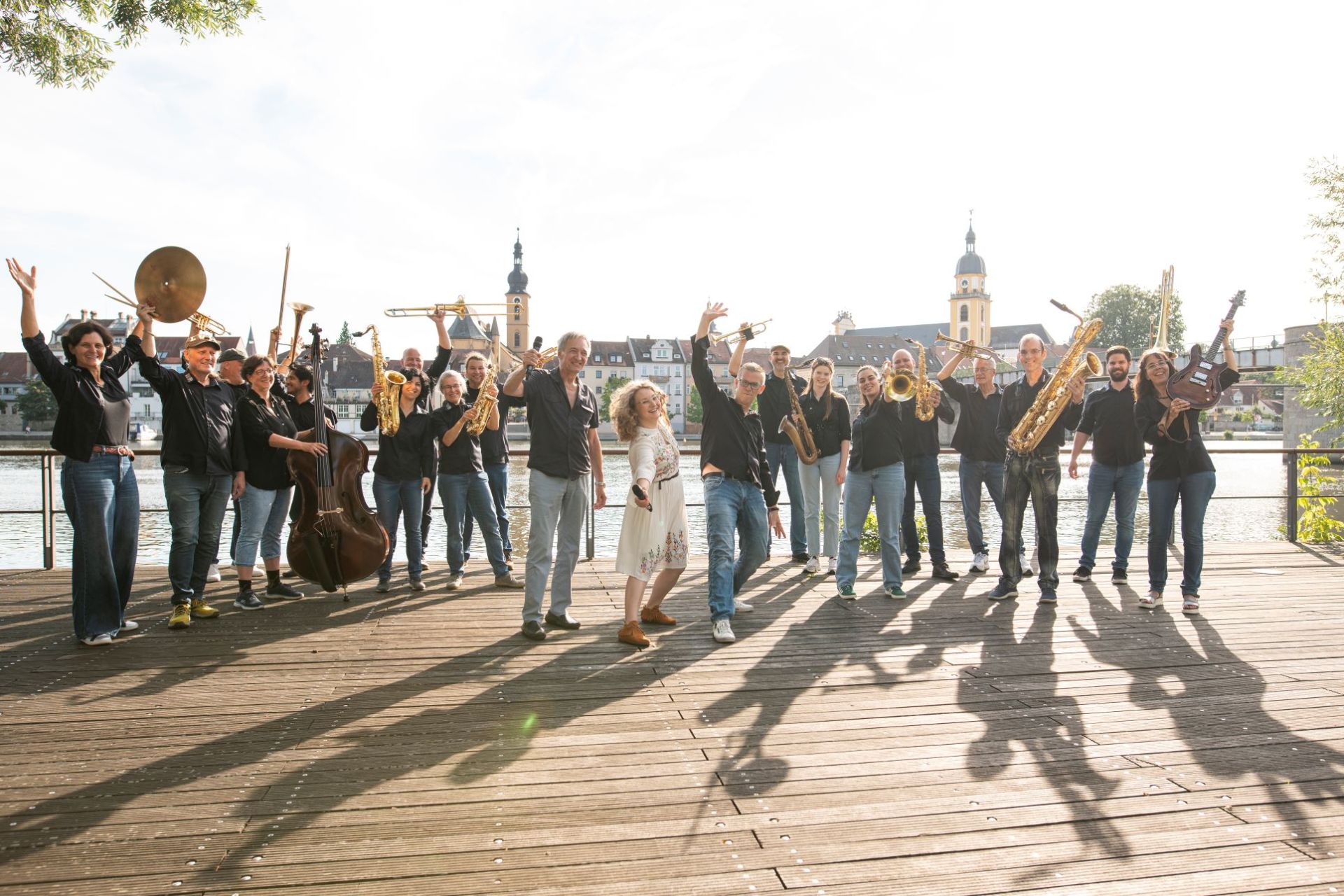 Die BigKitzBand ist eine von vielen Musikgruppen, die am 21. Juni an verschiedenen Stellen im Stadtgebiet auftreten. Hier ist die BigKitzBand am Stadtbalkon zu sehen.