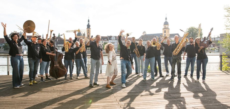 Ein Festtag der Musik Die BigKitzBand ist eine von vielen Musikgruppen, die am 21. Juni an verschiedenen Stellen im Stadtgebiet auftreten. Hier ist die BigKitzBand am Stadtbalkon zu sehen.