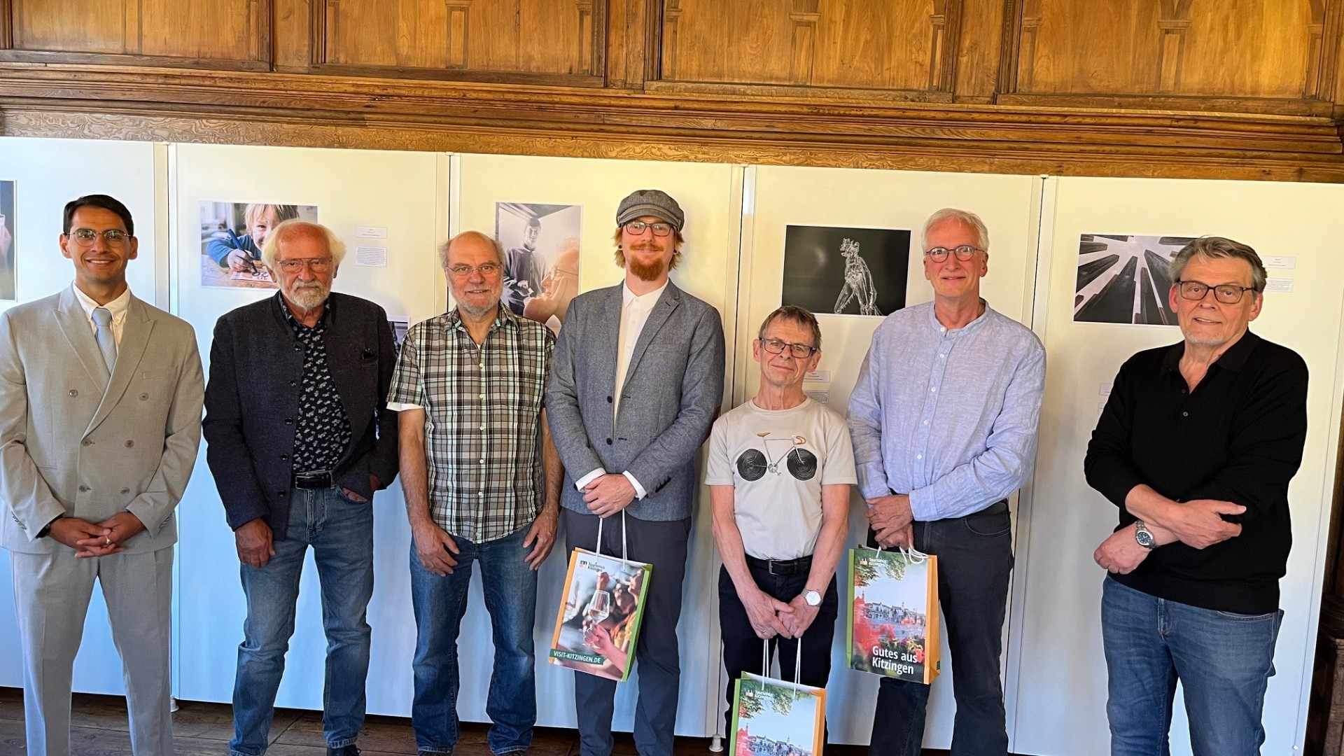 Fotowettbewerb: Preisübergabe Oberbürgermeister Dr. Enis Tiz und Laudator Frank Freihofer rahmen bei der Preisübergabe für die besten Bilder beim Fotowettbewerb der Stadt Kitzingen die anwesenden Gewinner ein: Dr. Ekkehard Römmelt, Edwin Fuchs, André Knudsen, Ehrenfried Schüller und Ad van Wagensveld.