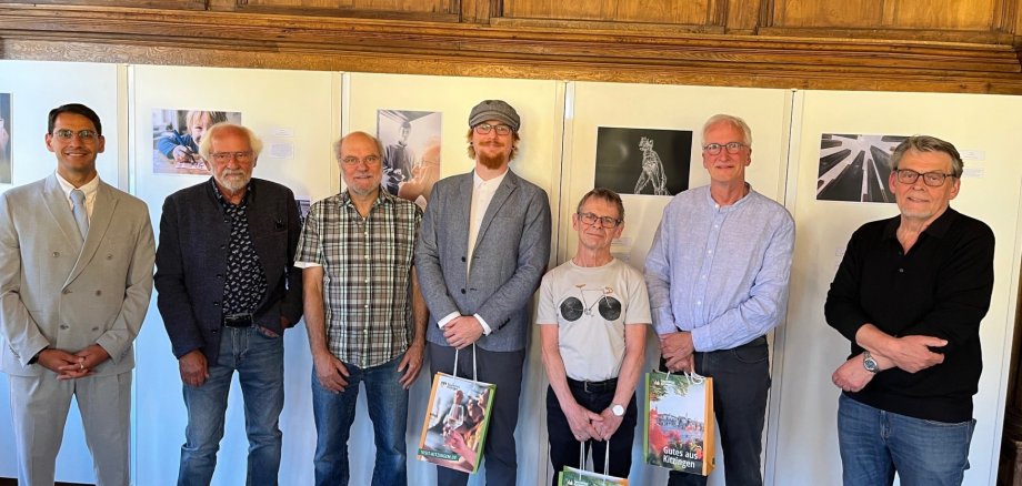 Fotowettbewerb: Preisübergabe Oberbürgermeister Dr. Enis Tiz und Laudator Frank Freihofer rahmen bei der Preisübergabe für die besten Bilder beim Fotowettbewerb der Stadt Kitzingen die anwesenden Gewinner ein: Dr. Ekkehard Römmelt, Edwin Fuchs, André Knudsen, Ehrenfried Schüller und Ad van Wagensveld.