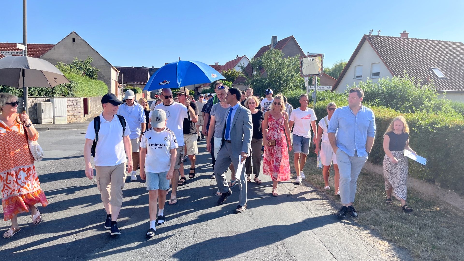 Bei einem Rundgang besahen sich OB Dr. Enis Tiz und Hoheimer Bürgerinnen und Bürger spezielle Stellen im Ort an. 