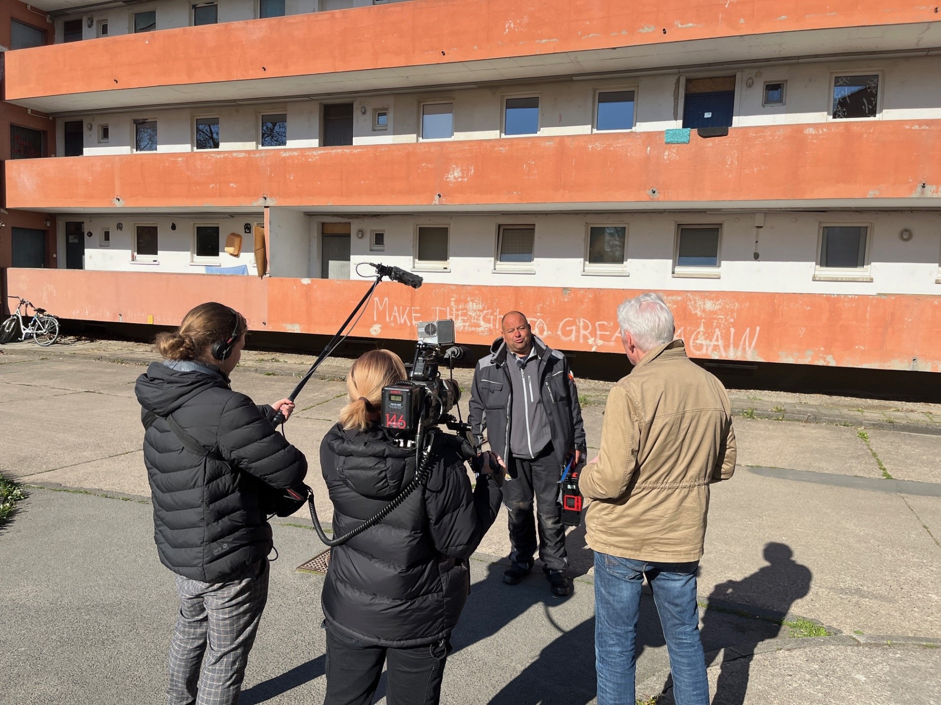 Kitzingen im ZDF Ein dreiköpfiges Team begleitete Hausmeister Andreas Stöhr zwei Tage lang bei seiner Arbeit in der Egerländer Straße.