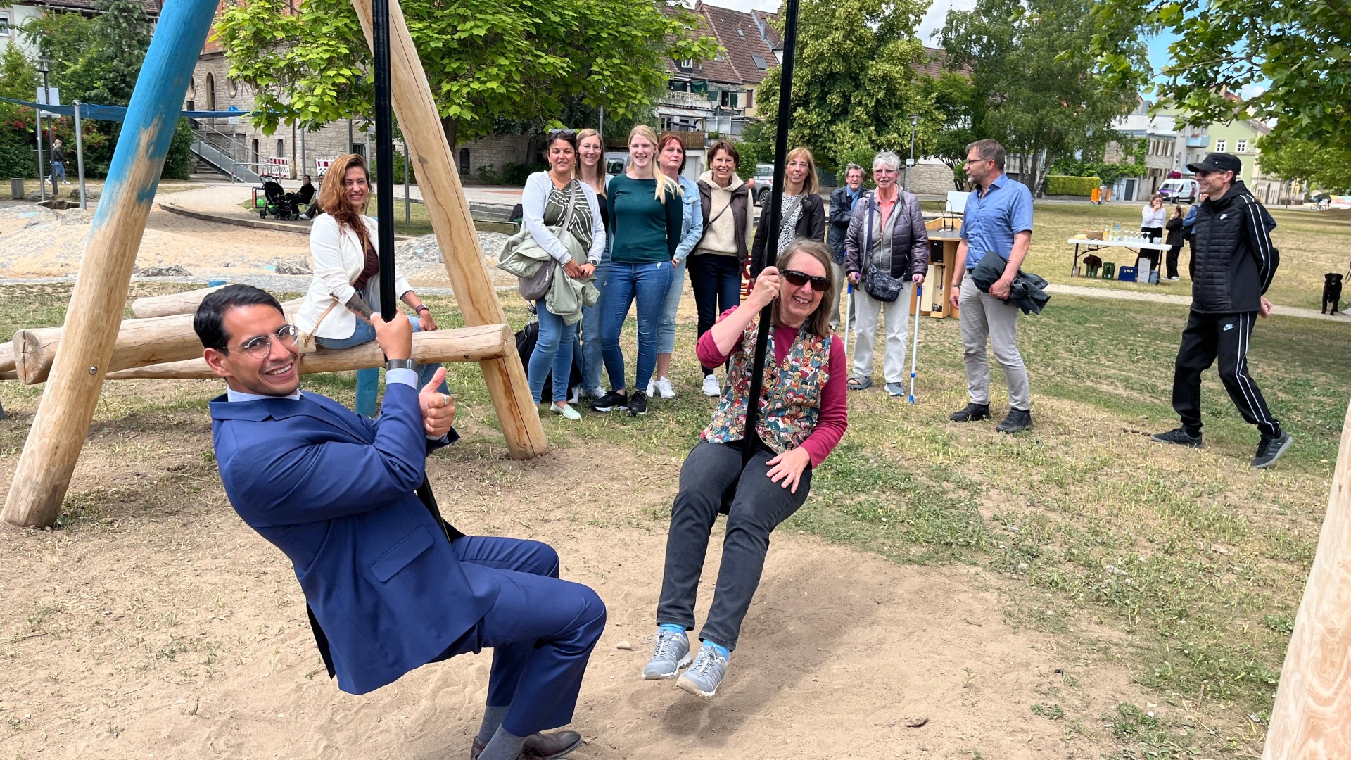 Neuer Anlaufpunkt für Kinder Oberbürgermeister Dr. Enis Tiz und stellvertretende Landrätin Dr. Gisela Kramer-Grünwald testen die Spielgeräte am erweiterten Spielplatz hinter der Alten Synagoge