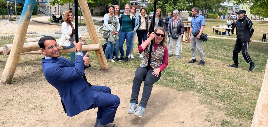 Neuer Anlaufpunkt für Kinder Oberbürgermeister Dr. Enis Tiz und stellvertretende Landrätin Dr. Gisela Kramer-Grünwald testen die Spielgeräte am erweiterten Spielplatz hinter der Alten Synagoge