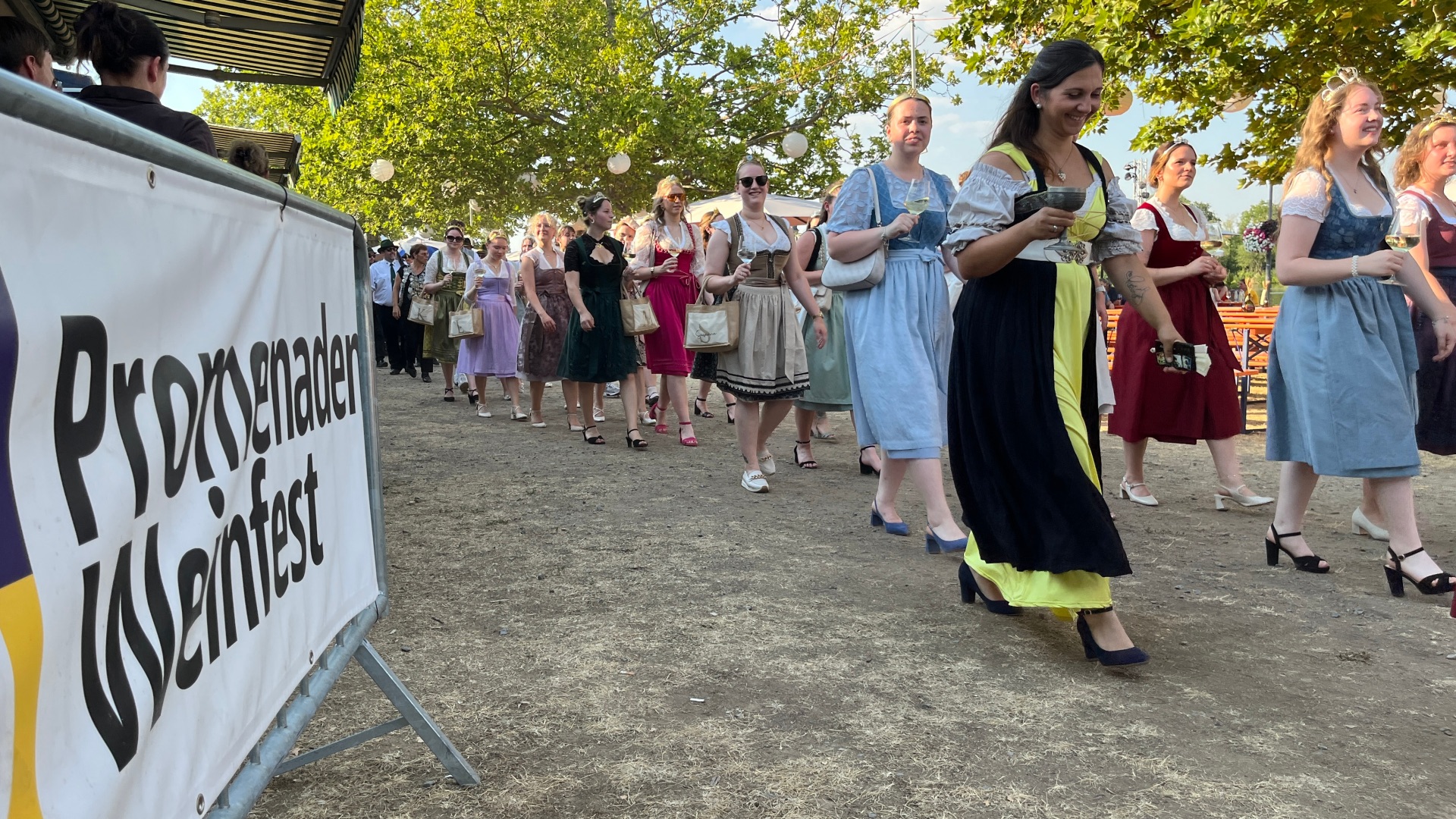 Ehrengäste und Weinprinzessinnen ziehen zum Festgelände am Main. Bis einschließlich Montagabend, 29. Juni, lädt Kitzingen zum Promenadenweinfest ein.
