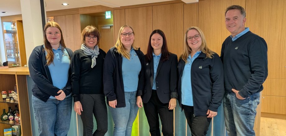 Das Team der Touristinfo vor der Theke im Besuchsraum