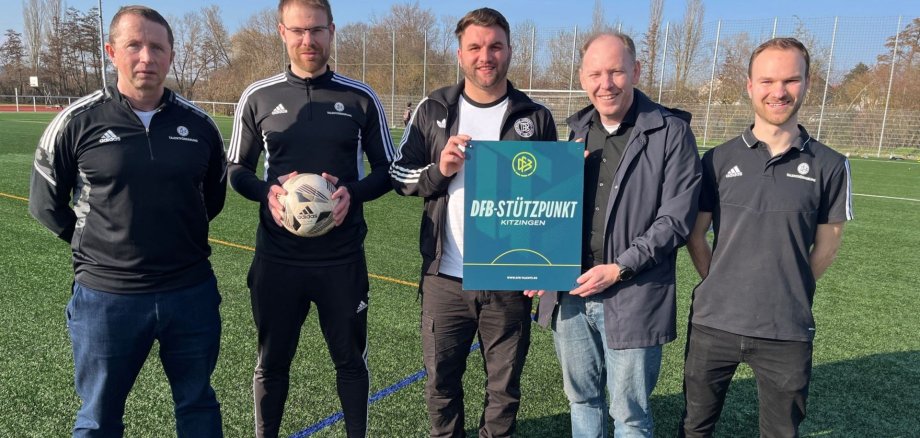 Freuen sich über die Zusammenarbeit: Auswahltrainer Roland König, Stützpunkt Trainer André Laforet, DFB-Stützpunkt-Koordinator Tom Samson, Oberbürgermeister Stefan Güntner und Standortleiter Lars Dickmeis.