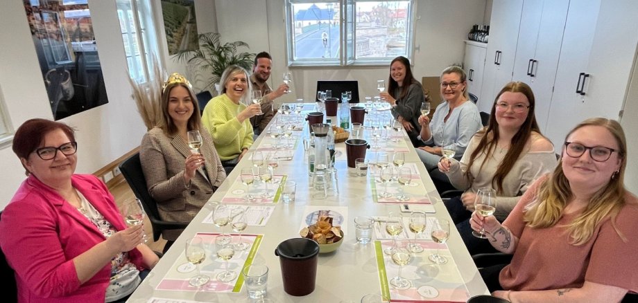 Die Jury beim Verkosten der fünf Weine