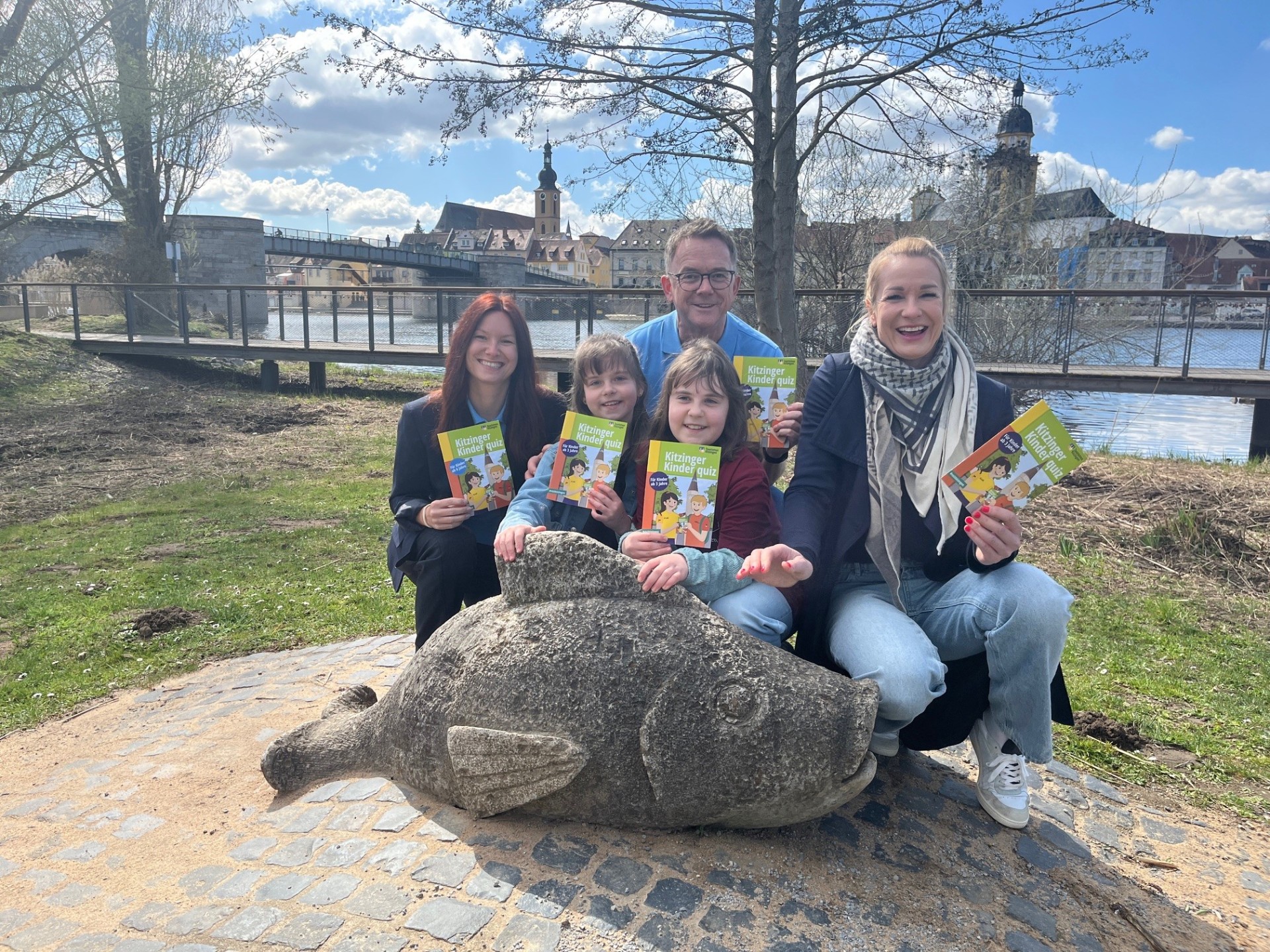 Neues Kinderquiz Viel Spaß verspricht das neue Kitzinger Kinderquiz. TI-Leiterin Christina Richard, die beiden fleißigen Helferinnen Helena und Franziska Then, Alexander Nuss von der TI-Kitzingen und Petra Reissmann präsentieren die neuen Hefte.